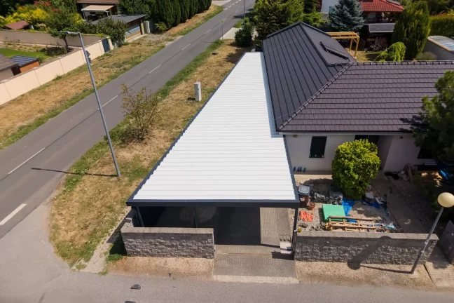 Luftaufnahme des langen weißen Garagendachs entlang der Straße