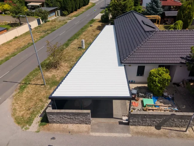 Luftaufnahme des langen weißen Garagendachs entlang der Straße