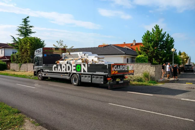 GARDEON-Lkw mit Material bei der Ankunft auf der Baustelle