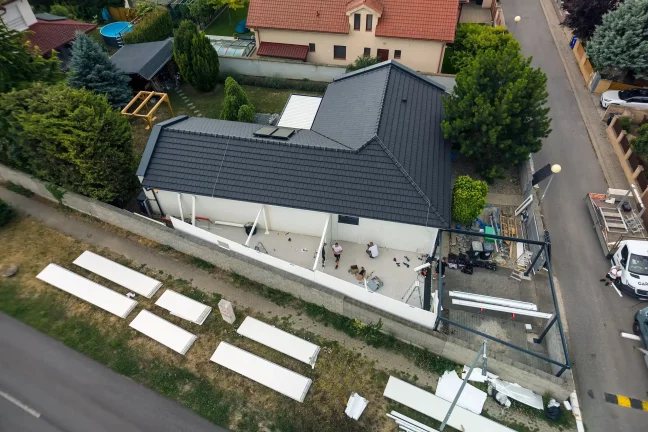 Luftaufnahme der Montage der Stahlkonstruktion im Hof des Hauses