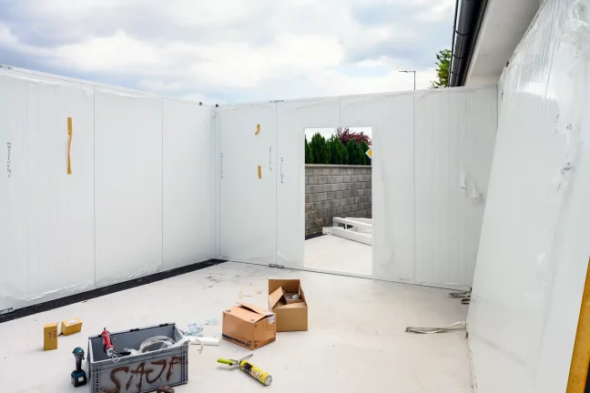 Innenansicht der Garage mit fertiggestellten weißen Wänden und Türen