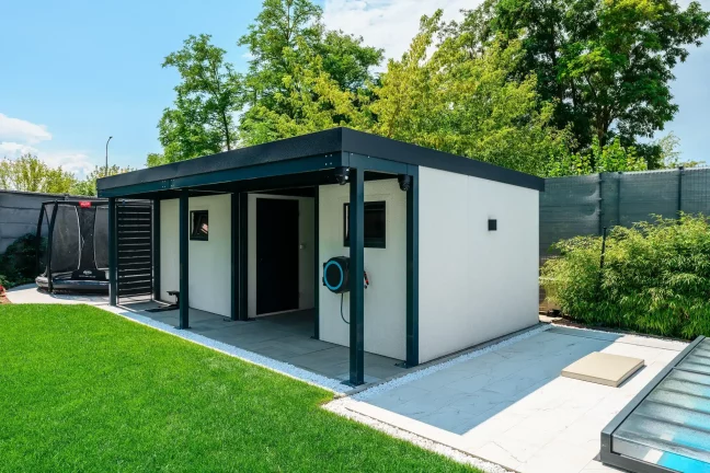 Seitenansicht des Gartenhauses mit Überwachungskameras und Ladestation