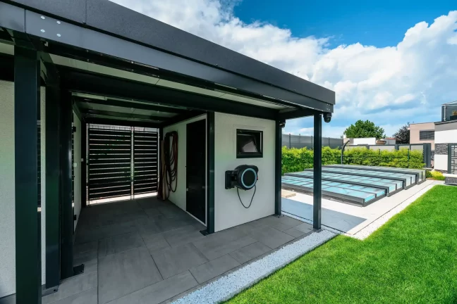 Seitenansicht des Durchgangs im Gartenhaus am Pool