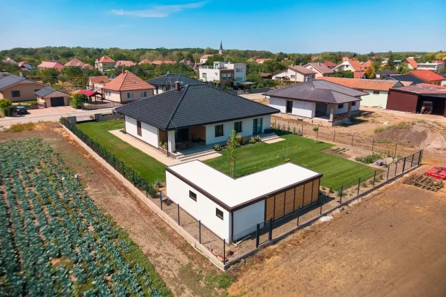 Luftaufnahme des gesamten Grundstücks mit Haus, Gartenhaus und Feldern