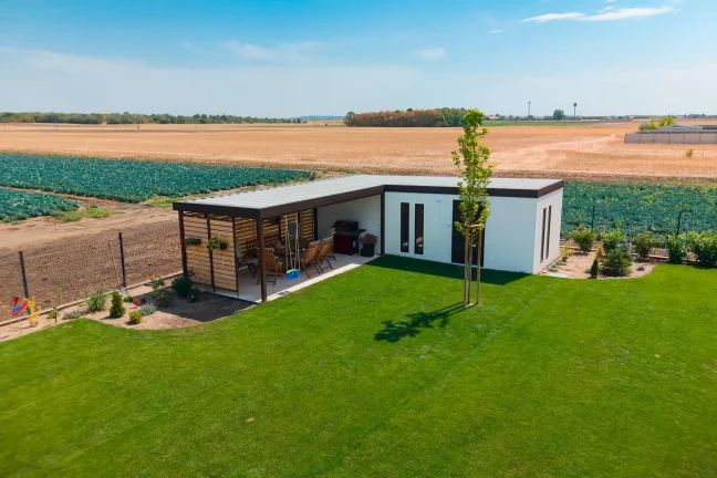 Luftaufnahme des Gartenhauses mit Überdachung und Essbereich