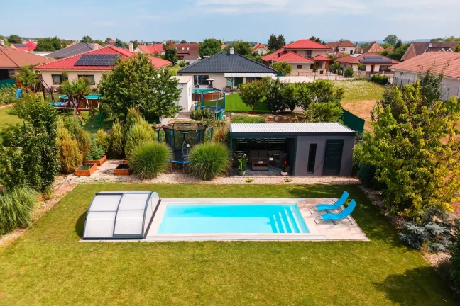 Luftaufnahme des Gartenhauses mit Sitzbereich und Pool