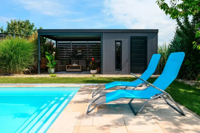 Gartenhaus mit Überdachung, Pool und zwei blauen Sonnenliegen