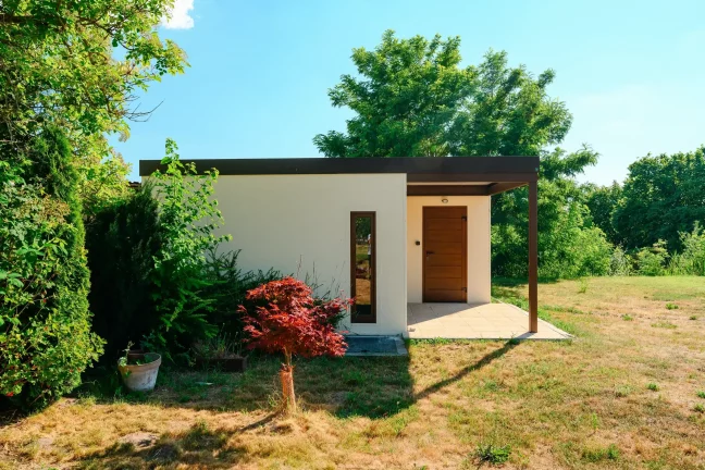 Seitenansicht des Gartenhauses mit brauner Tür