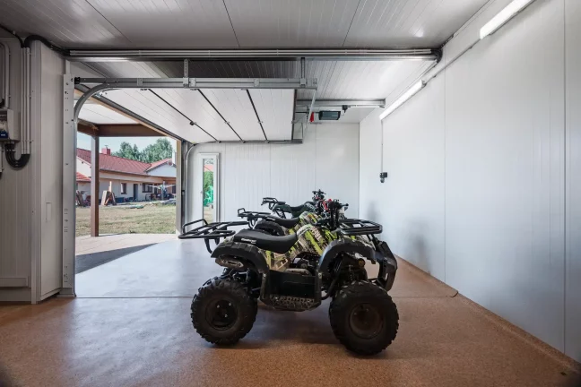 Mehrere Quads im Inneren des Gartenhauses mit Elektroverteiler