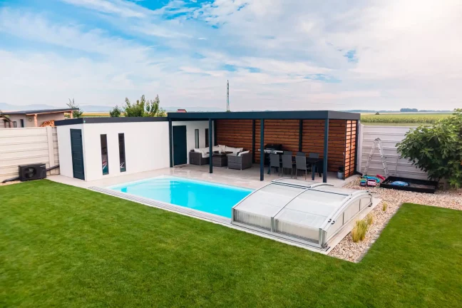 Gartenhaus, Pool und Pergola mit Esstisch