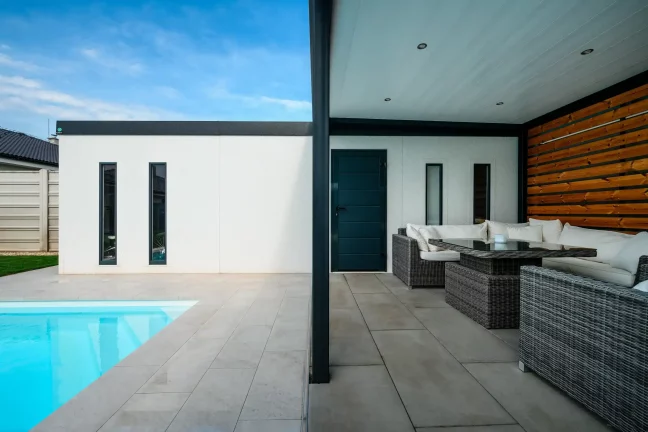 Blick auf die Haustür und das Sofa am Pool
