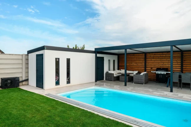 Gartenhaus und Pergola mit Sofa am Pool aus einem anderen Blickwinkel
