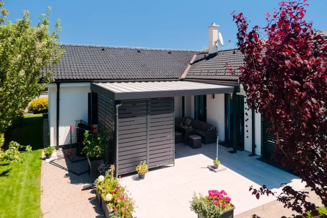 Luftaufnahme der Pergola mit Sofa und Fußballtor