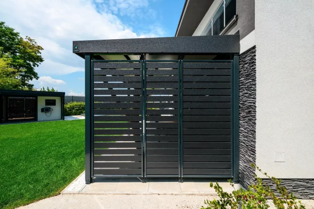 Detailansicht des geschlossenen schwarzen Lamellentors der Pergola am Haus
