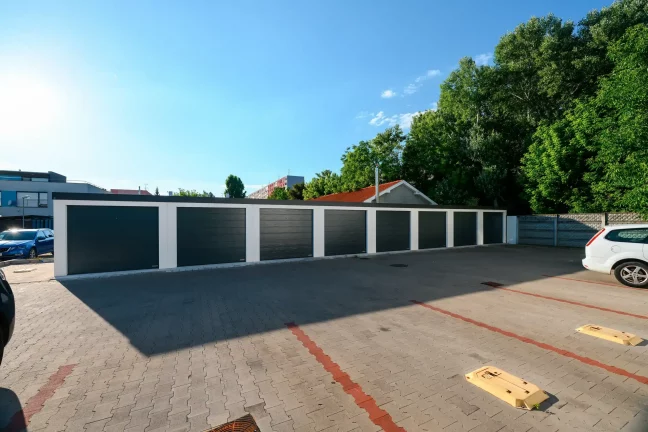 Gesamtansicht einer Garagenreihe mit zwei geparkten Autos