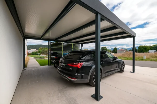 Auto unter dem Carport, Blick von innen auf die offene Seite