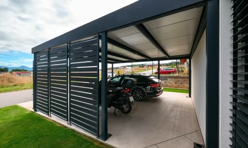 Lamellenwand des Carports mit Auto und Motorrad unter dem Dach