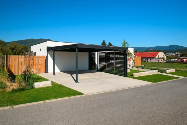 Leerer Carport für zwei Autos mit Betonfläche, Blick von der Straße