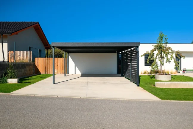 Leerer Carport für zwei Autos von vorne