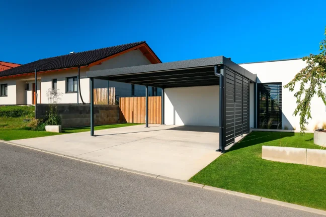 Carport für zwei Autos mit seitlicher Lamellenwand ohne Auto