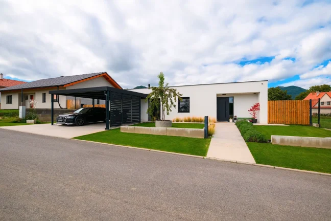 Einfamilienhaus mit Carport für zwei Autos, Blick von der Straße