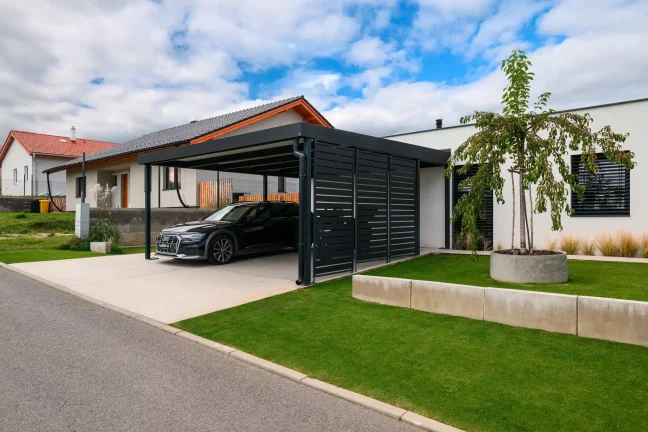 Carport für zwei Autos mit Lamellenwand am Einfamilienhaus