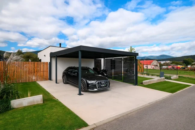 Carport für zwei Autos mit Auto und seitlicher Lamellenwand