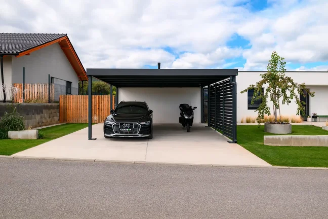 Carport für zwei Autos von vorne mit Auto und Motorrad
