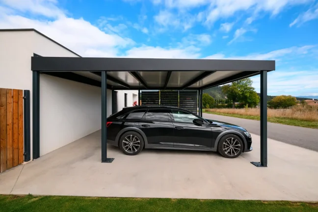 Seitenansicht des Carports für zwei Autos mit Auto
