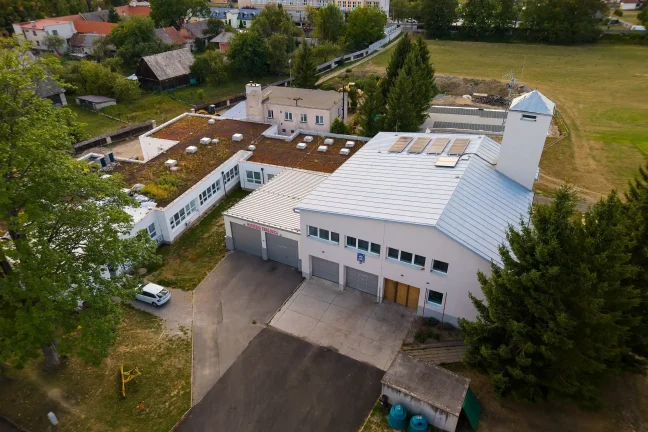 Luftaufnahme des Feuerwehrhauses mit Garagen in grüner Umgebung