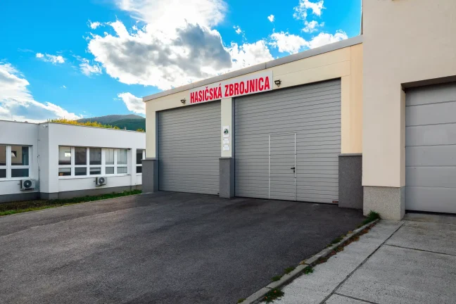 Neue Garage des Feuerwehrhauses mit zwei Sektionaltoren und Aufschrift