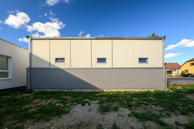 Rückwand der Garage des Feuerwehrhauses mit Fenstern