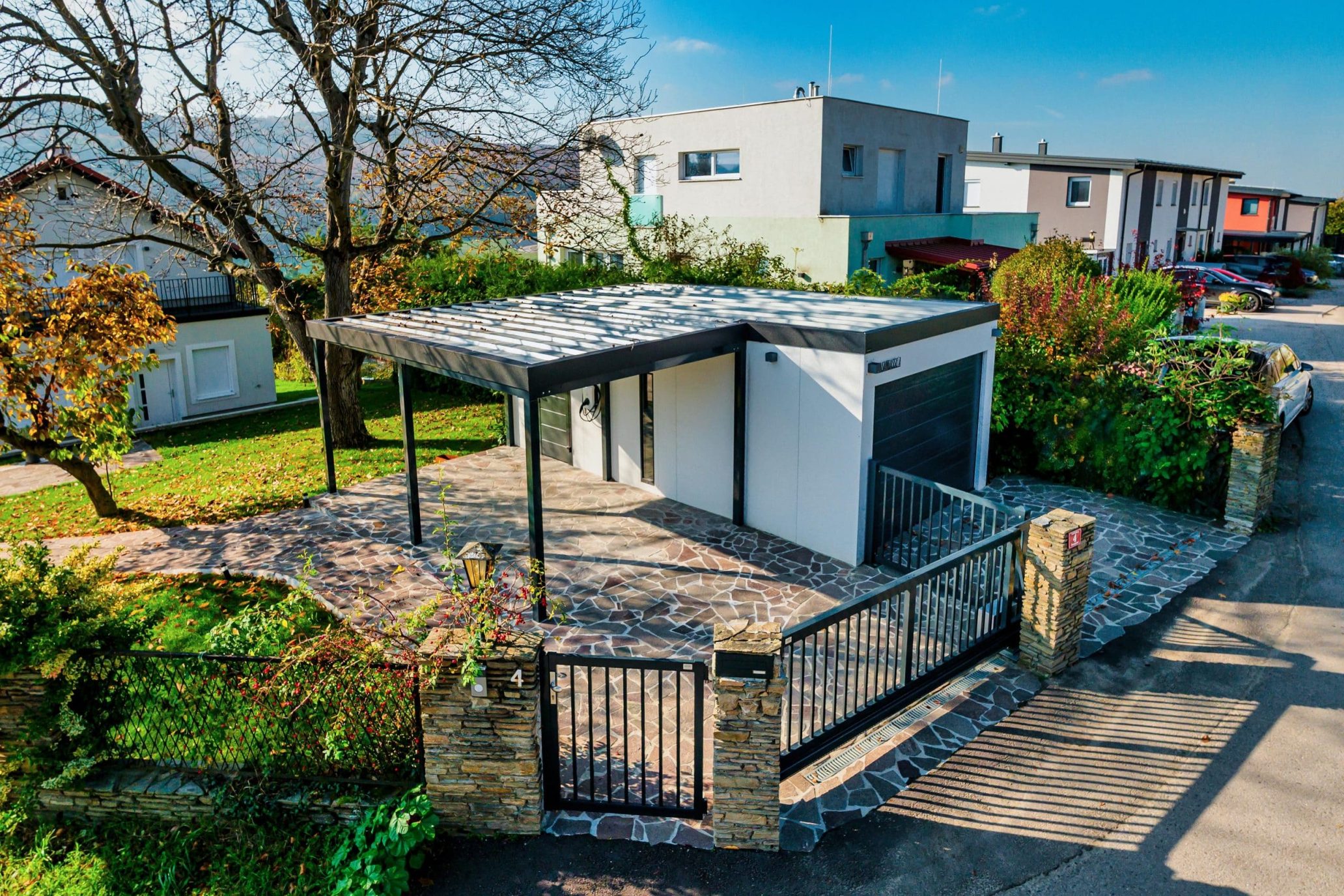 Garage für ein Auto mit Carport und Arbeitsplatte