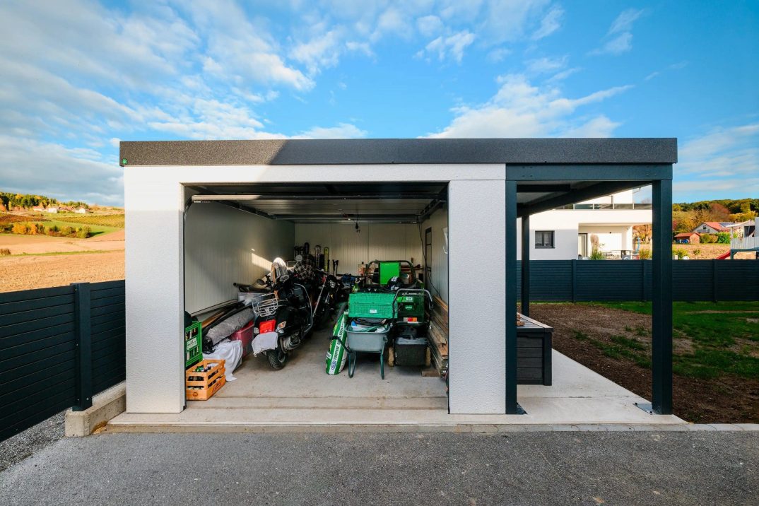 Offene Garage voller Werkzeug und abgestellten Motorrädern