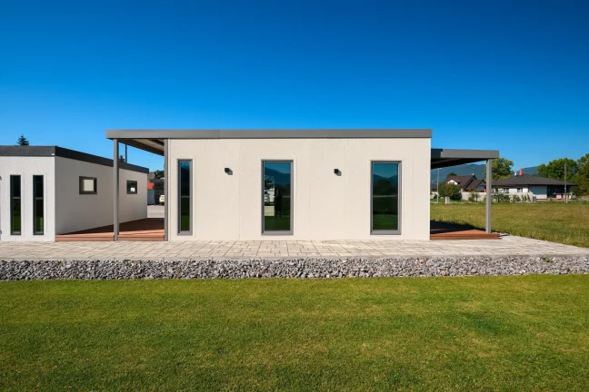 Seitenwand des Tiny Houses mit Fenstern und Überdachung an beiden Enden