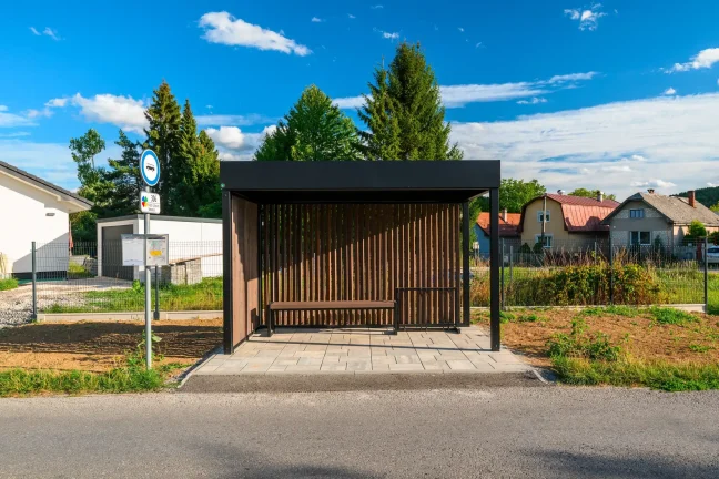 Bushaltestellenüberdachung mit Sitzbank und Holzlamellen, Ansicht von vorne